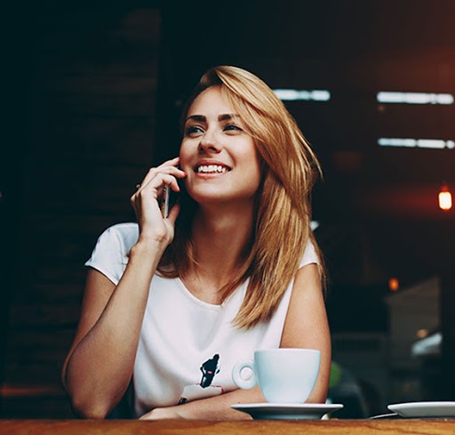 Dame med telefon glad for enklere hverdag