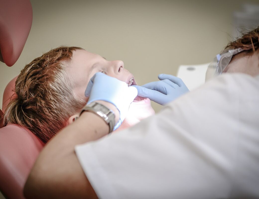 tannlege jobber med pasient