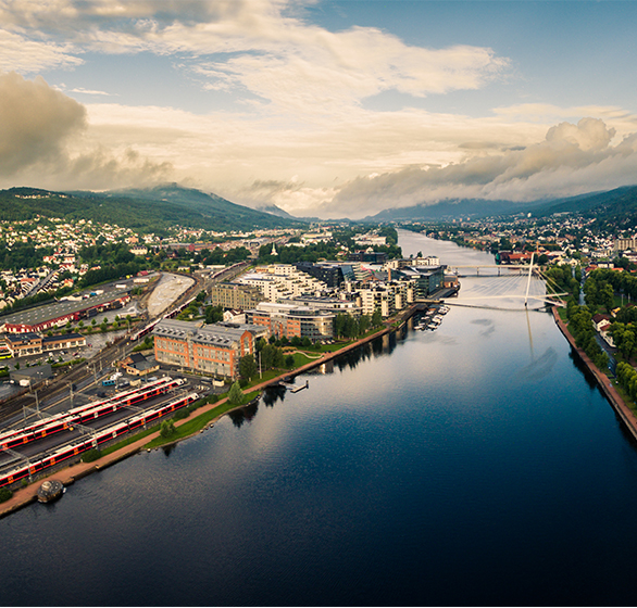 Drammenselva i nærheten av regnskapskontor i Drammen