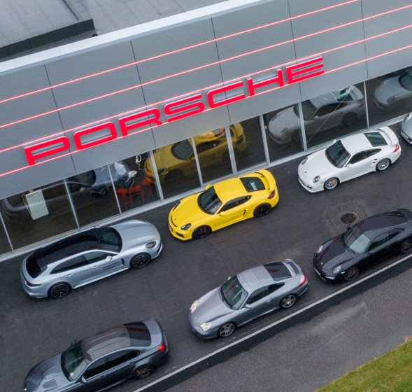 Autostrda Porsche retailstore